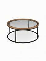 Table de salon ronde Nora de TOCO Meubles avec plateau en verre, bordure en bois naturel et structure en métal noir