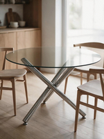 Table ronde Lara de TOCO Meubles avec plateau en verre trempé et base croisée en métal chromé brillant