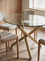 Table de salle à manger ronde Milla par TOCO Meubles avec plateau en verre trempé et base croisée en or vieilli mat