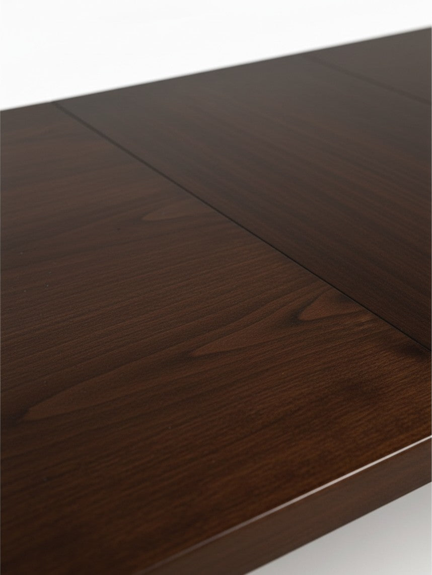 Gros plan sur le plateau en bois brun foncé de la table de salle à manger extensible Dllenno par TOCO Meubles