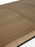 Gros plan sur le plateau en bois clair de la table de salle à manger extensible Tomy par TOCO Meubles