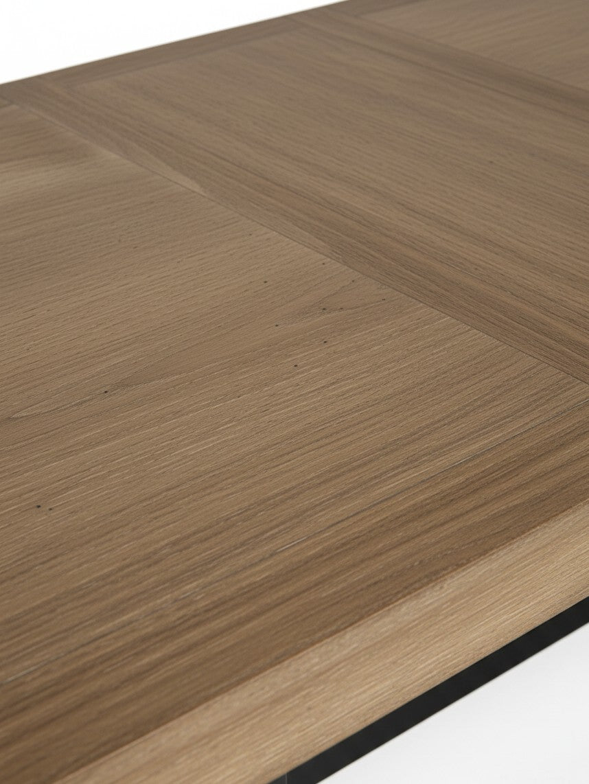 Gros plan sur le plateau en bois clair de la table de salle à manger extensible Tomy par TOCO Meubles