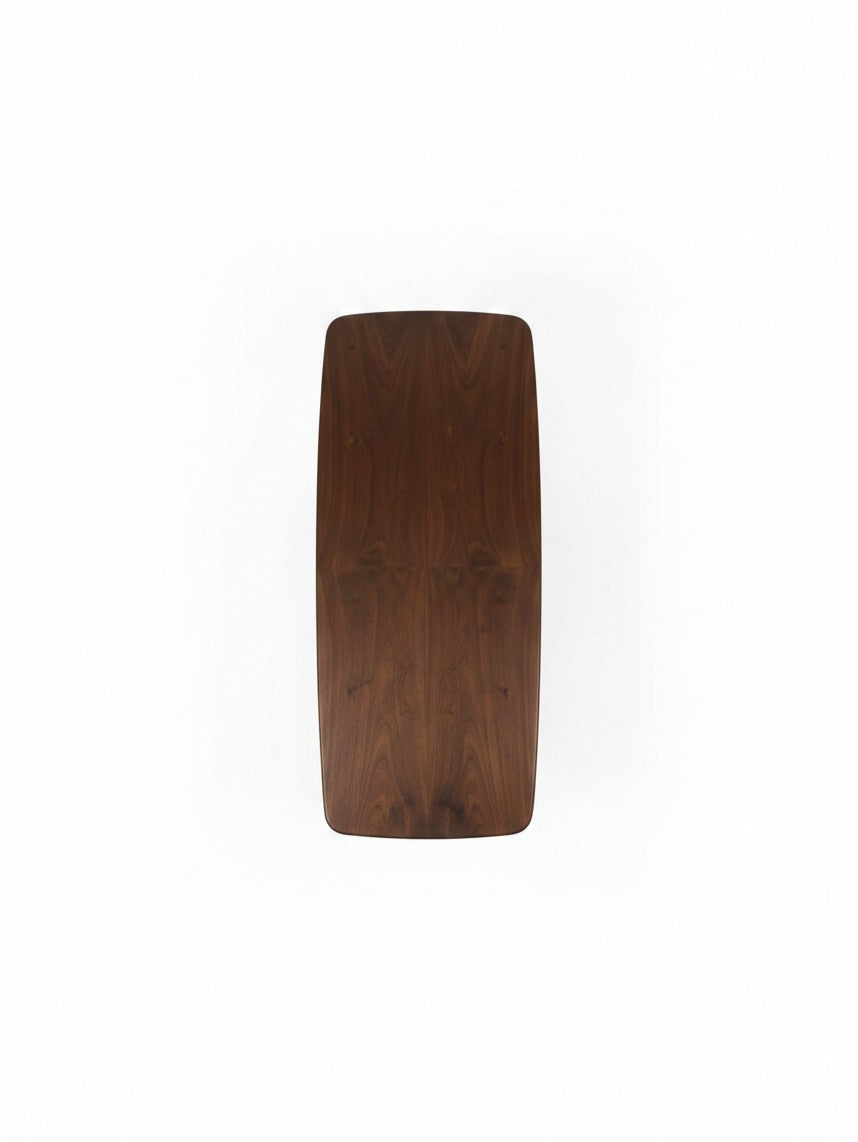 Vue de dessus de la table de salle à manger Tarin en bois massif foncé par TOCO Meubles au design élégant