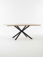 Table de salle à manger Olina par TOCO Meubles avec plateau rectangulaire en bois clair et pieds croisés en métal noir