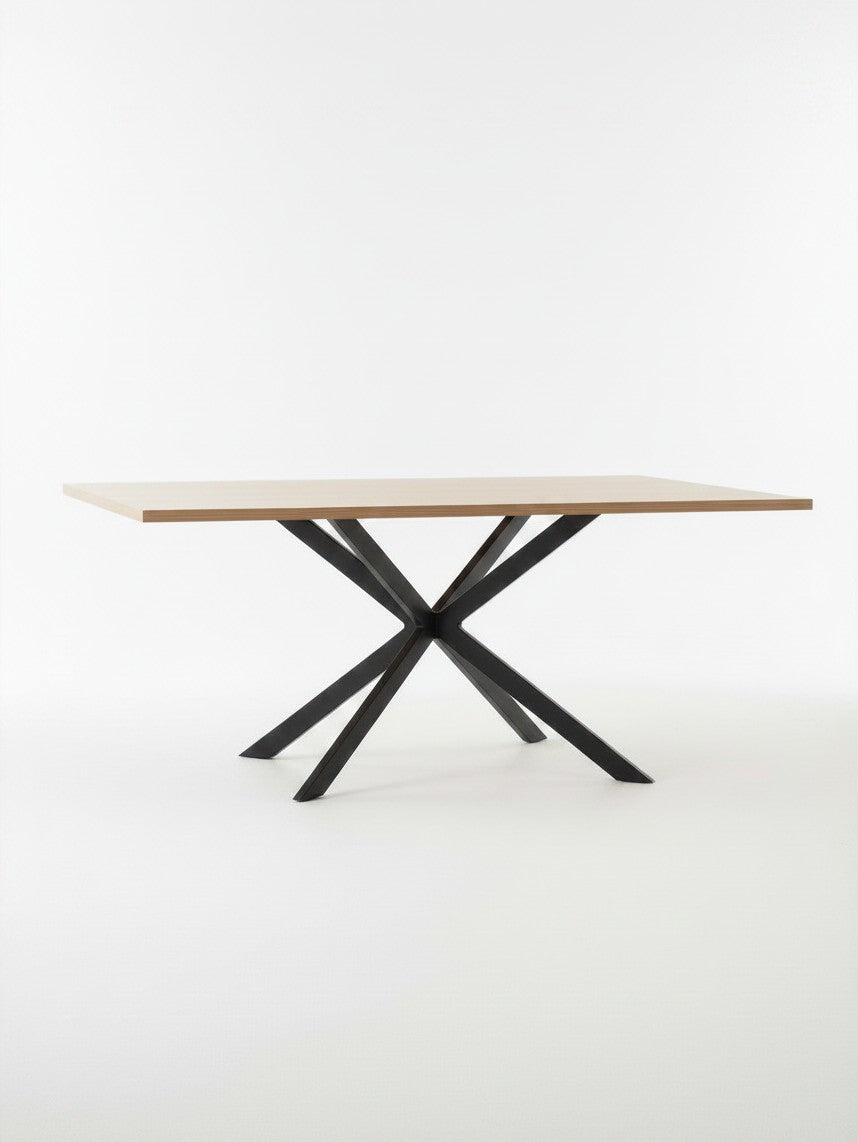 Table de salle à manger Olina par TOCO Meubles avec plateau rectangulaire en bois clair et pieds croisés en métal noir