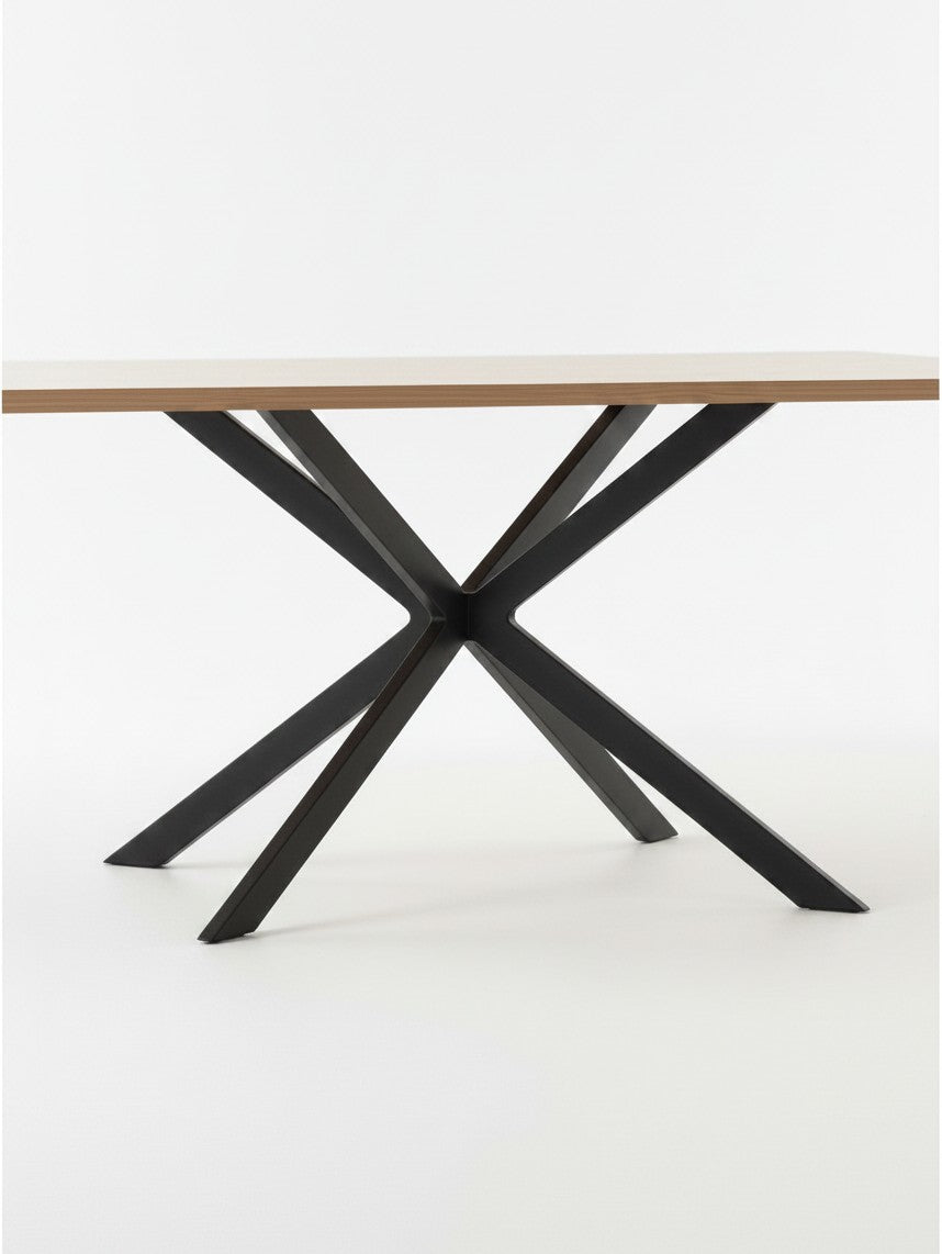 Table de salle à manger Olina par TOCO Meubles avec plateau en bois clair et pieds croisés en métal noir