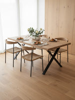 Table de salle à manger Natura TOCO Meubles en bois naturel avec pieds en métal noir en forme de X et chaises assorties