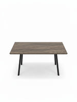 Table de salle à manger extensible Fiero par TOCO Meubles avec plateau en bois brun et pieds noirs modernes