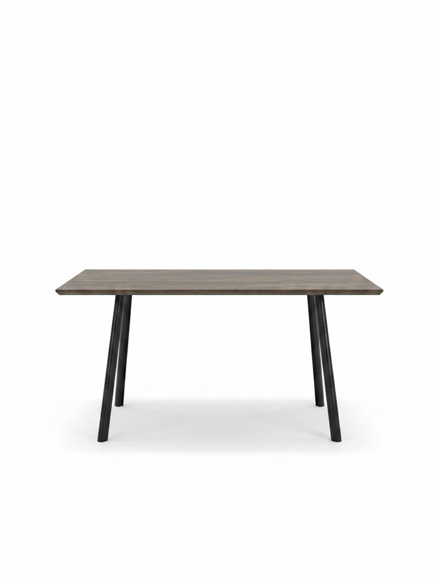 Table de salle à manger extensible Fiero de TOCO Meubles avec plateau en bois foncé et pieds noirs inclinés