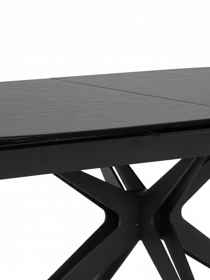 Table de salle à manger extensible Orano par TOCO Meubles avec plateau noir texturé et base en métal géométrique