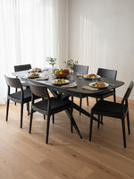 Table de salle à manger extensible Orano noire de TOCO Meubles avec chaises assorties dans une salle à manger moderne