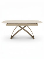 Table de salle à manger extensible Camilia par TOCO Meubles avec plateau en bois clair et base arquée moderne