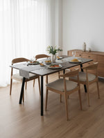 Table de salle à manger extensible Fiero de TOCO Meubles avec plateau sombre et pieds noirs dans une salle à manger