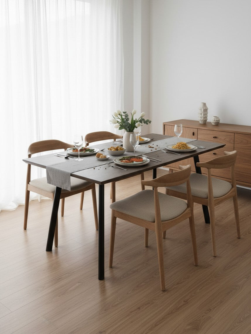 Table de salle à manger extensible Fiero de TOCO Meubles avec plateau sombre et pieds noirs dans une salle à manger