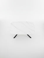 Table de salle à manger Elara par TOCO Meubles avec plateau rectangulaire effet marbre blanc et pieds noirs