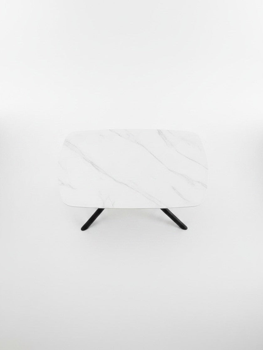 Table de salle à manger Elara par TOCO Meubles avec plateau rectangulaire effet marbre blanc et pieds noirs