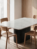 Table de salle à manger TOCO Meubles Karmen rectangulaire avec plateau blanc effet marbre et base noire cannelée