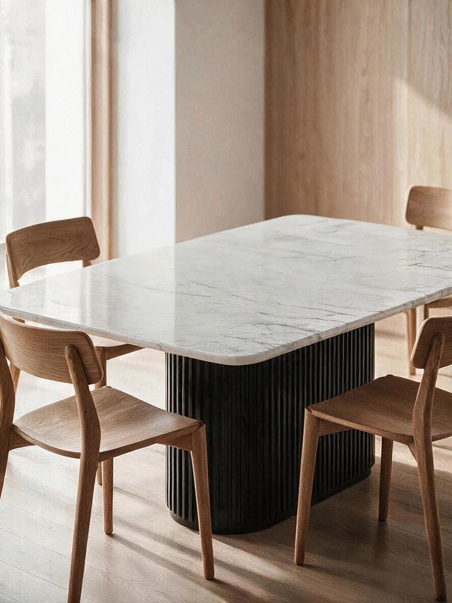 Table de salle à manger TOCO Meubles Karmen rectangulaire avec plateau blanc effet marbre et base noire cannelée