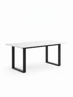 Table de salle à manger Fiora par TOCO Meubles avec plateau rectangulaire effet marbre blanc et pieds en métal noir