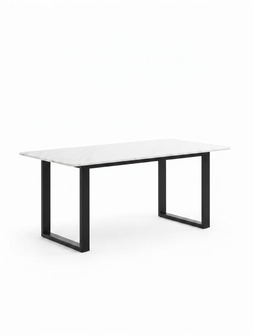 Table de salle à manger Fiora par TOCO Meubles avec plateau rectangulaire effet marbre blanc et pieds en métal noir