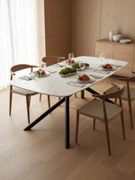 Table de salle à manger Elara par TOCO Meubles avec plateau blanc effet marbre et pieds noirs en métal