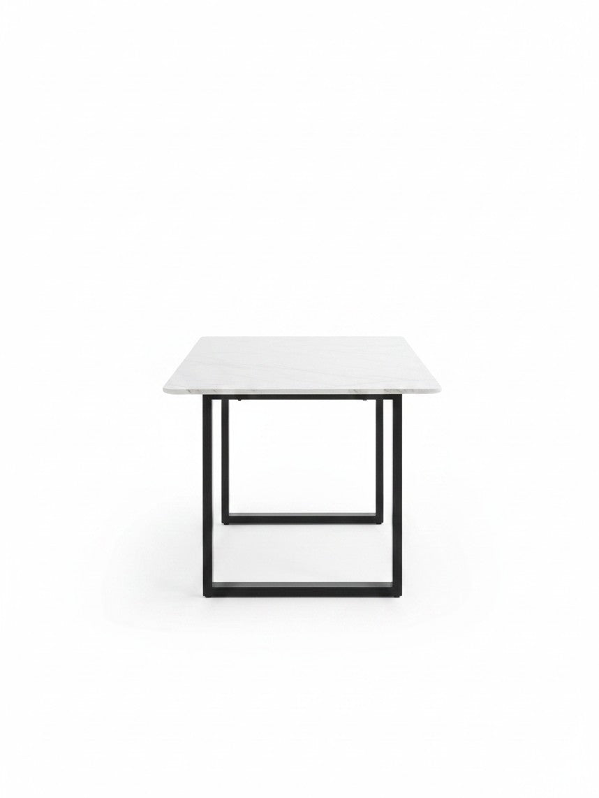 Table de salle à manger Fiora TOCO Meubles avec plateau rectangulaire effet marbre blanc et pieds en métal noir