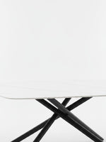 Table de salle à manger Elara par TOCO Meubles avec plateau en marbre blanc et pieds croisés en métal noir