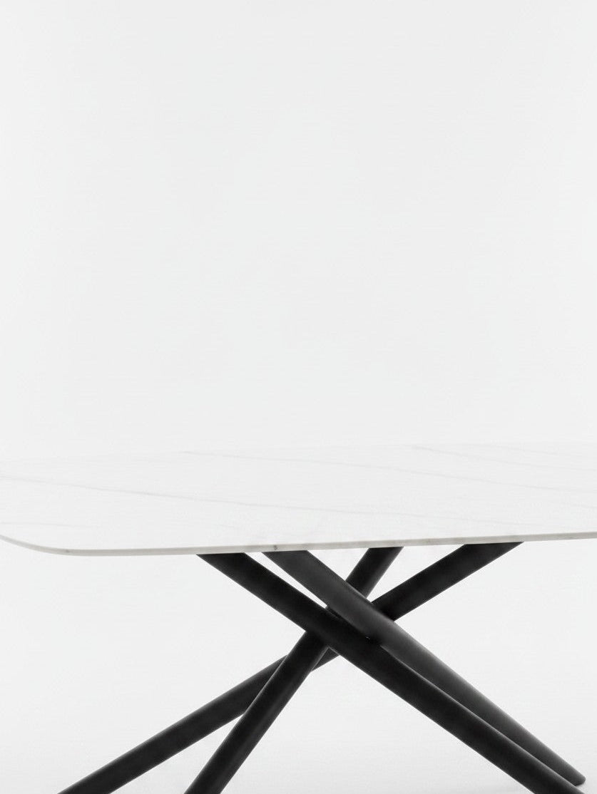 Table de salle à manger Elara par TOCO Meubles avec plateau en marbre blanc et pieds croisés en métal noir
