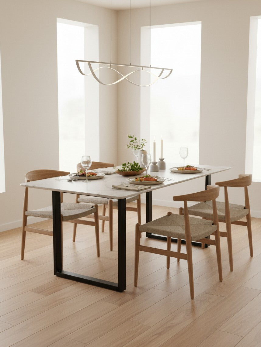 Table de salle à manger Fiora TOCO Meubles avec plateau en marbre blanc et pieds en métal noir dans une salle à manger