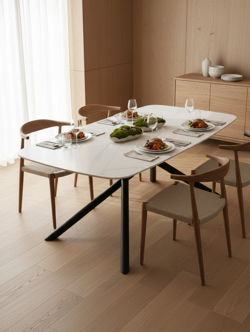 Table de salle à manger Elara par TOCO Meubles avec plateau blanc effet marbre et pieds noirs en métal