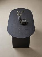 Table de salle à manger ovale Arco par TOCO Meubles en bois massif teinté noir avec un design minimaliste