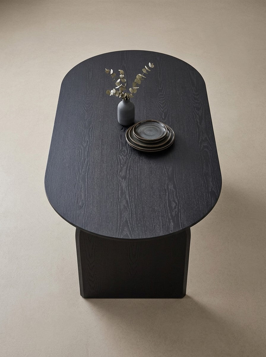 Table de salle à manger ovale Arco par TOCO Meubles en bois massif teinté noir avec un design minimaliste