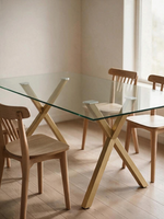 Table de salle à manger Elena par TOCO Meubles avec plateau en verre trempé et base géométrique en métal or vieilli.