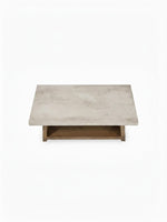 Table de salon rectangulaire Brenda par TOCO Meubles avec plateau en béton gris et base en bois naturel