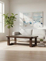 Table de salon rectangulaire TOCO Meubles en bois brun foncé au design moderne dans un salon lumineux