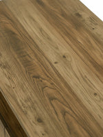 Gros plan sur le plateau en bois brun texturé de la table de salon Preston de TOCO Meubles