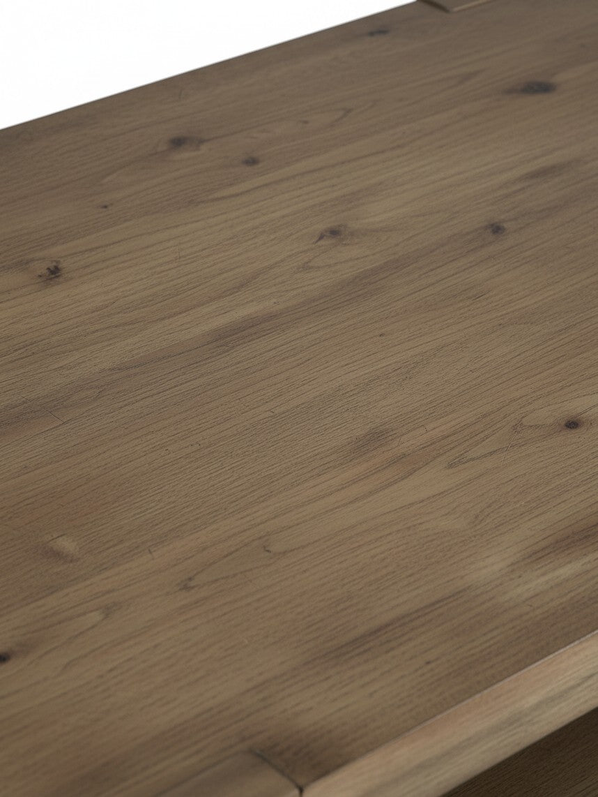 Gros plan sur le plateau en bois brun clair de la table de salon Flano par TOCO Meubles avec un grain naturel