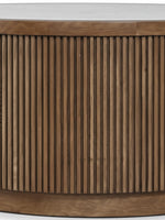 Détail de la base en bois cannelé de la table de salon Hadona par TOCO Meubles