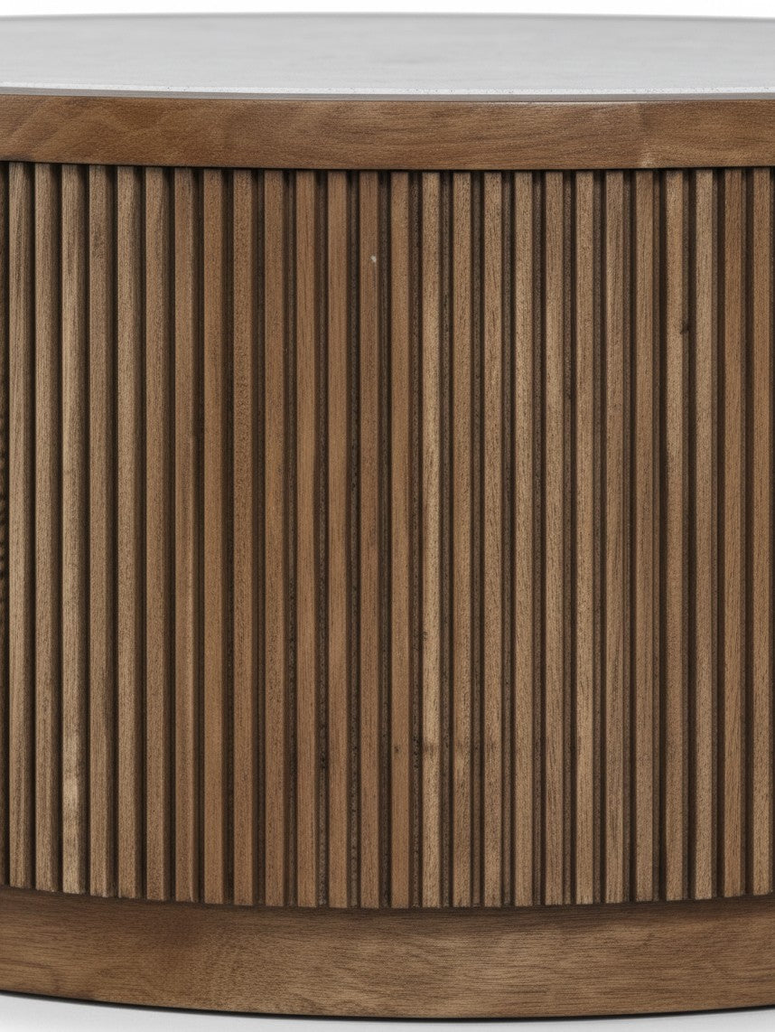 Détail de la base en bois cannelé de la table de salon Hadona par TOCO Meubles