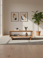 Table de salon Sonni par TOCO Meubles en bois clair avec étagère inférieure dans un salon moderne et lumineux
