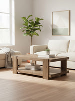 Table de salon rectangulaire TOCO Meubles en bois clair avec tablette inférieure dans un salon lumineux