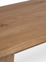 Gros plan sur le plateau en bois clair de la table de salon Tila par TOCO Meubles, mettant en valeur le veinage.