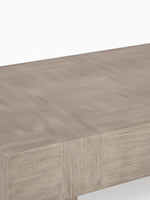 Gros plan sur le plateau en bois gris clair à motif géométrique de la table de salon Elaina par TOCO Meubles