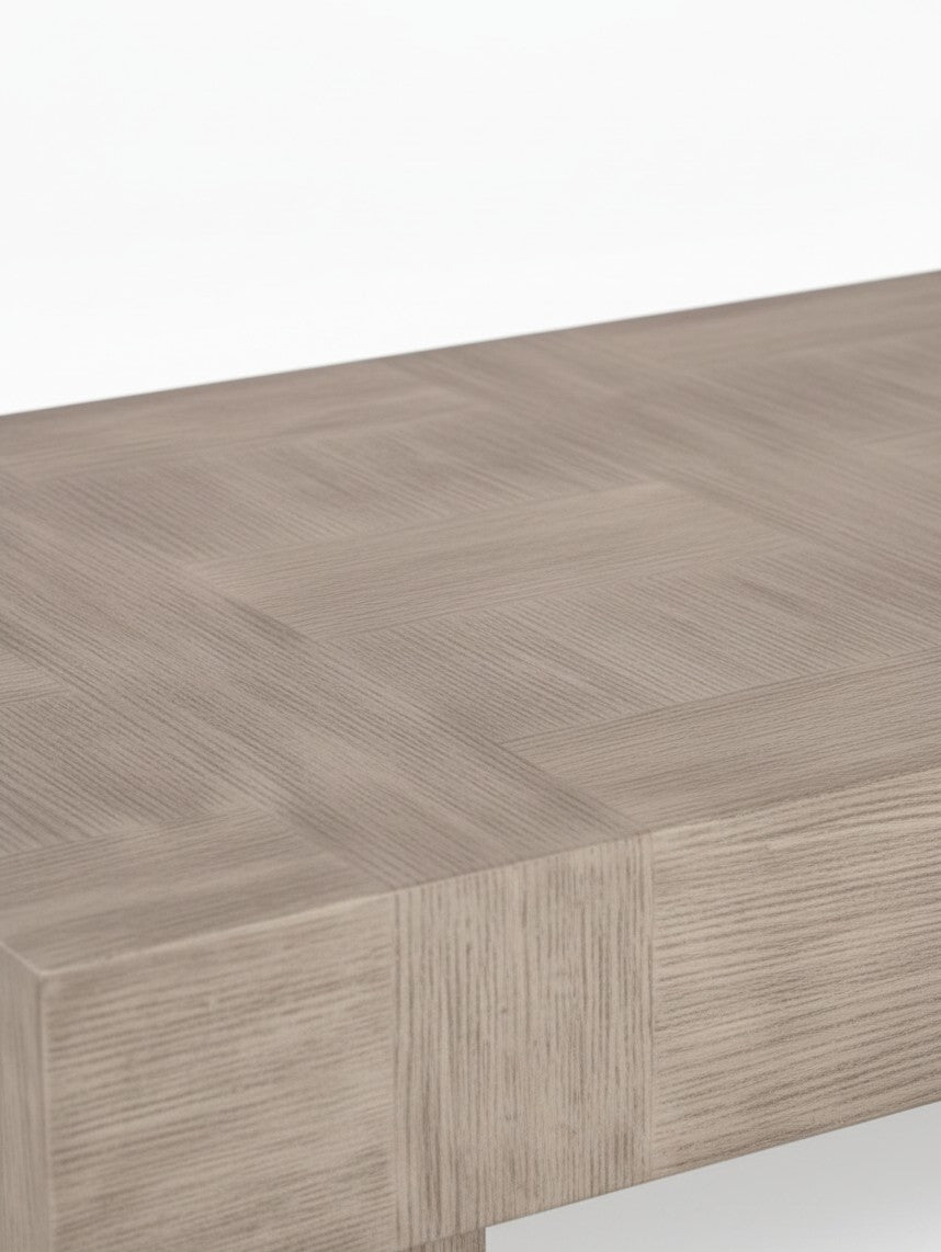 Gros plan sur le plateau en bois gris clair à motif géométrique de la table de salon Elaina par TOCO Meubles