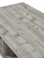 Gros plan sur le plateau en bois gris rustique de la table de salon Maria de TOCO Meubles avec ses veines apparentes