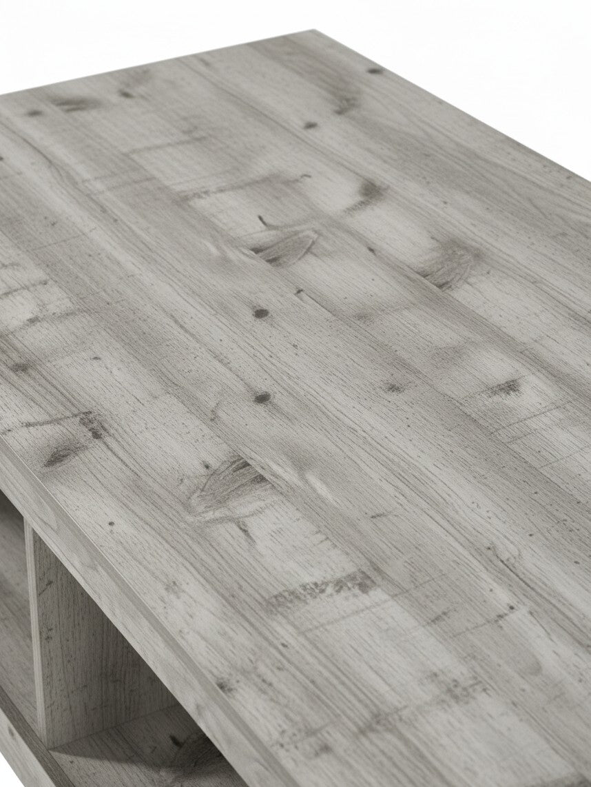 Gros plan sur le plateau en bois gris rustique de la table de salon Maria de TOCO Meubles avec ses veines apparentes