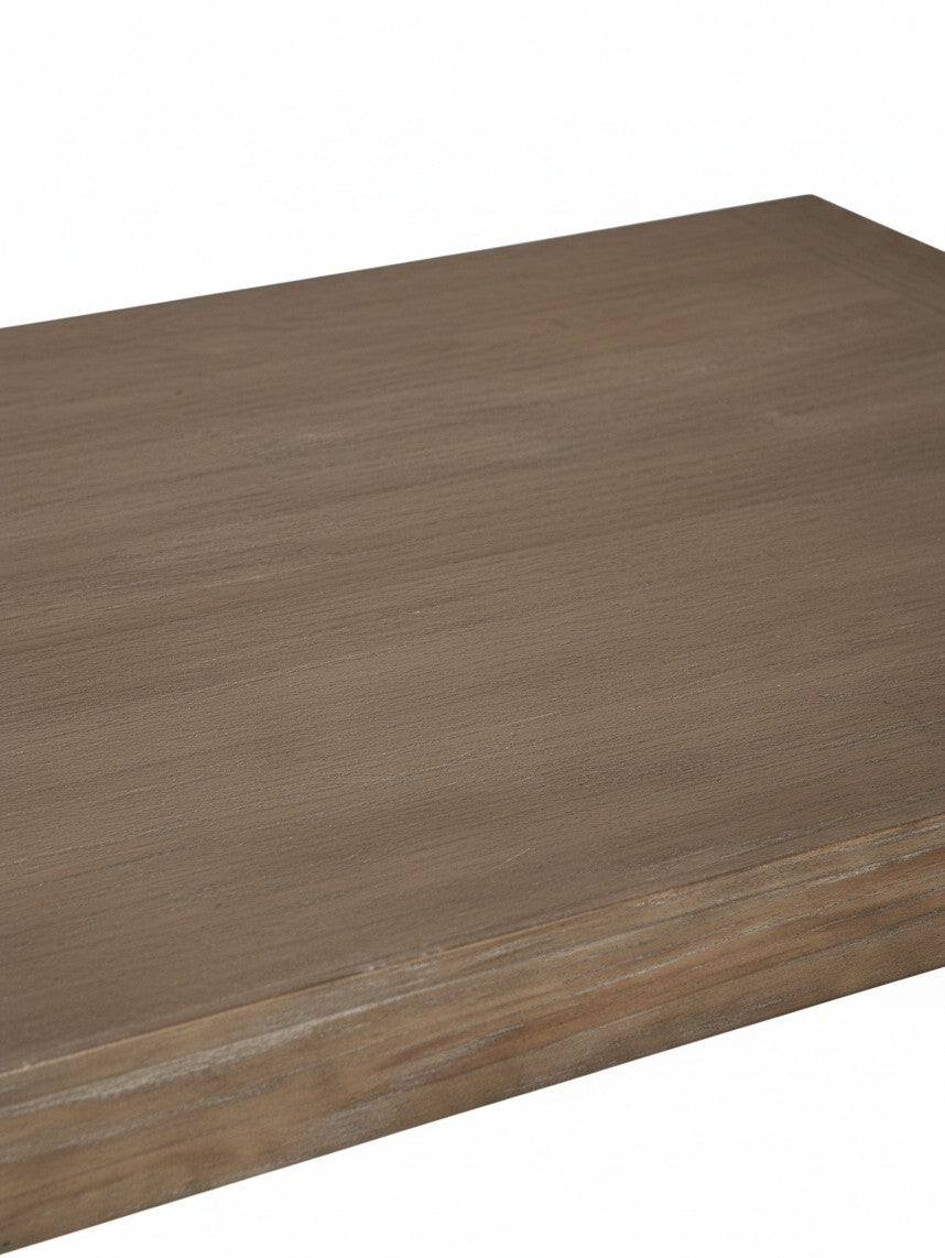Gros plan sur le plateau rectangulaire en bois gris de la table de salon Carito par TOCO Meubles