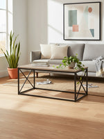 Table de salon Linda TOCO Meubles avec plateau effet bois et structure en métal noir dans un salon moderne