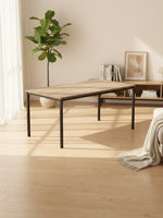 Table de salon Fiola TOCO Meubles avec plateau effet bois clair et pieds en métal noir dans un intérieur moderne