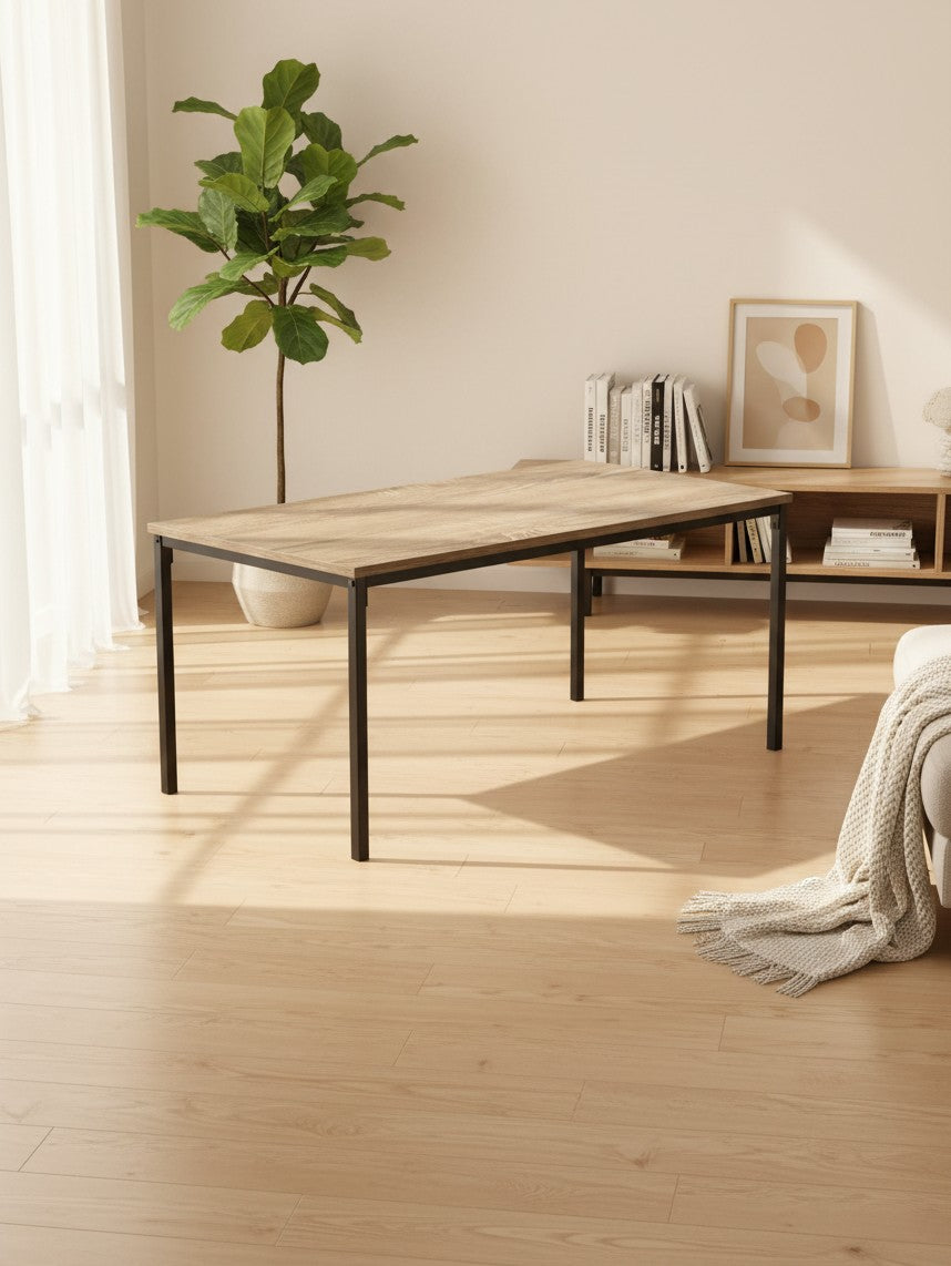 Table de salon Fiola TOCO Meubles avec plateau effet bois clair et pieds en métal noir dans un intérieur moderne